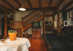 ein Wohnzimmer mit einem Sofa und einem TV in der Unterkunft Casa de Campo La Solana in Estollo