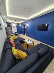 Telewizja i/lub zestaw kina domowego w obiekcie Spacieux appartement dans une résidence avec piscine