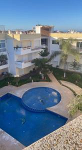 Basen w obiekcie Spacieux appartement dans une résidence avec piscine lub w pobliżu