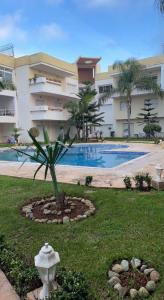 Basen w obiekcie Spacieux appartement dans une résidence avec piscine lub w pobliżu