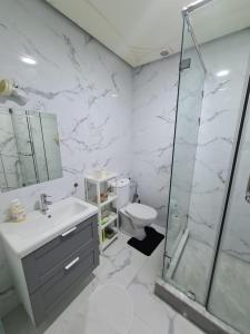 Łazienka w obiekcie Spacieux appartement dans une résidence avec piscine