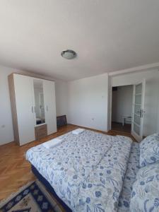 um quarto com uma cama grande num quarto em Apartman Nataša BL em Banja Luka