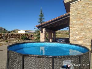 una piscina frente a una casa en Puerta del Maestrazgo, en Monteagudo del Castillo