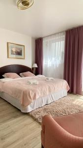 ein Schlafzimmer mit einem großen Bett mit lila Vorhängen in der Unterkunft Villa K2 in Karpacz