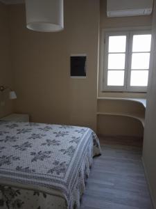 Schlafzimmer mit einem Bett und einem Fenster in der Unterkunft Agriturismo Il Principino in Vinci