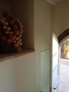 eine Schale Obst auf einem Regal neben einer Tür in der Unterkunft Agriturismo Il Principino in Vinci