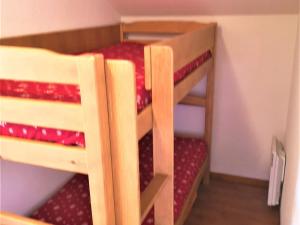 - deux lits superposés dans une chambre dans l'établissement Appartement La Joue du Loup, 2 pièces, 6 personnes - FR-1-504-470, à Saint-Étienne-en-Dévoluy