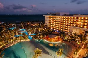 Бассейн в Secrets Moxché Playa del Carmen - Adults Only - All Inclusive или поблизости