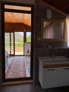 La salle de bains est pourvue d'un lavabo et d'un miroir. dans l'établissement Deniz butik otel, à Sirince