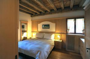 Tempat tidur dalam kamar di Albergo Diffuso Comeglians
