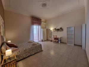 una camera da letto con un letto e un tavolo di Etna Ocean Rooms a Catania