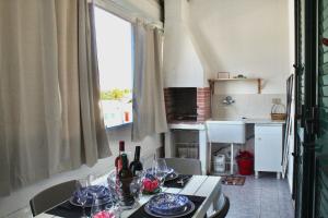 a dining room with a table and a kitchen at Baia Verde Casa di Fatima in Baia Verde
