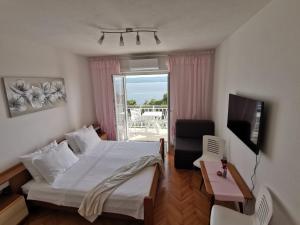 TV a/nebo společenská místnost v ubytování Apartments Žara