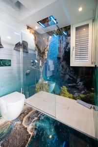 een onderwaterbadkamer met een grotschildering aan de muur bij Room Capri in SantʼAntonio Abate