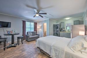 1 dormitorio con 1 cama grande y cocina en Cozy Studio Cabin on Lake O the Pines with Deck!, en Avinger