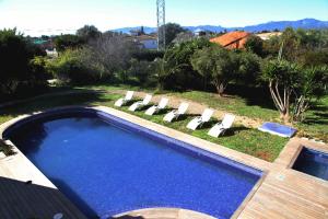 Tầm nhìn ra hồ bơi gần/tại Villa de lujo con piscina, jacuzzi, jardín y terraza