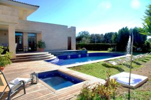 Hồ bơi trong/gần Villa de lujo con piscina, jacuzzi, jardín y terraza