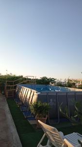 - une rangée de chaises et une piscine sur une terrasse dans l'établissement Casa Casello alloggio vacanze, à Trappeto