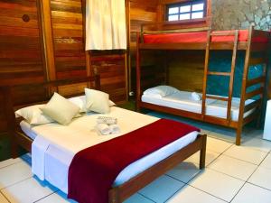 Pousada Recanto Afetivo في ترينيداد: غرفة نوم مع سريرين بطابقين في منزل