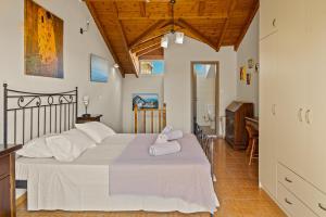 a bedroom with a bed with towels on it at La Casetta in Argostoli