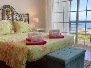 ルースにあるBlue Ocean Villaのベッドルーム1室(枕2つ、窓付)