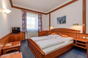 Un pat sau paturi într-o cameră la Gasthof Stöckler