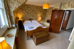 A bed or beds in a room at Cosy country cottage in Central Scotland