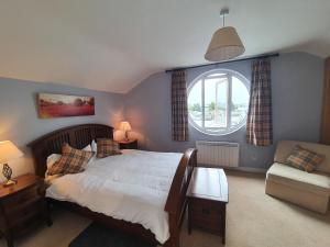 Un dormitorio con una cama grande y una ventana en Five bedroom waterfront house, en Carrick on Shannon