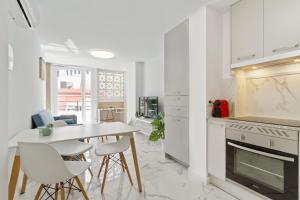 kuchnia i jadalnia ze stołem i krzesłami w obiekcie Cozy beach apartment w Marbelli