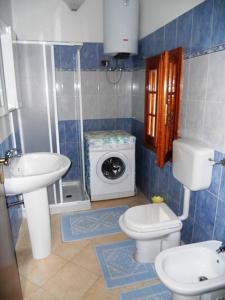 ein Badezimmer mit einem Waschbecken und einer Waschmaschine in der Unterkunft Apartment Da Mario in Santa Maria