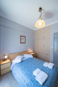 1 dormitorio con 1 cama azul grande y 2 almohadas en Branello Inn en Lefkada