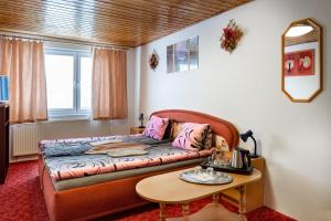 sala de estar con sofá y mesa en Penzión Rozália en Košice