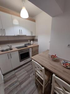 Kuchyň nebo kuchyňský kout v ubytování APARTMAN ADA