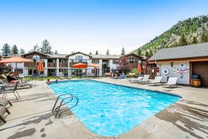 uma piscina num resort com cadeiras e mesas em Aspen Suites 505 & 506: Downtown Duo em Leavenworth