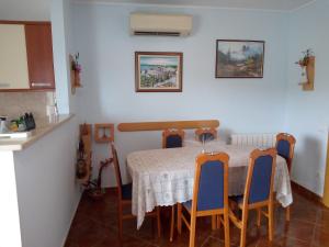 uma sala de jantar com uma mesa e quatro cadeiras em Petar em Pula