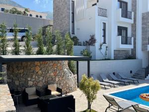 eine Terrasse mit einem Pool und einem Gebäude in der Unterkunft Villa Pine in Bar