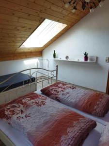 ein Schlafzimmer mit einem Bett in einem Zimmer mit einem Fenster in der Unterkunft Aussergewöhnliche Atelierferienwohnung mit Balkon an der Donau in Winzer