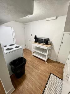 uma pequena cozinha com um fogão e um frigorífico em Cozy Home in the Heart of Pocatello em Pocatello