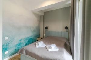 a bedroom with a bed with towels on it at Apartament Kochanowskiego z ogródkiem i garażem - Dream Apart in Ustroń