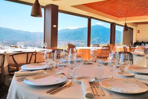 einen Tisch mit Brille und Servietten mit Aussicht in der Unterkunft Hotel TIERRAS DE CEBREROS in Cebreros