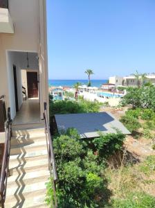 Вид на бассейн в Dedalos n3 Sea View apartment-30 metres from the beach или окрестностях