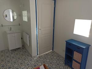La salle de bains est pourvue d'une armoire bleue et d'un lavabo. dans l'établissement Le Roi des chats, gîte proche de Beauval et des châteaux, à Mareuil-sur-Cher 16 autres photos