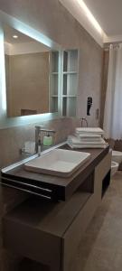 ein Bad mit einem Waschbecken und einem Spiegel in der Unterkunft Dimora Il Tulipano in Vieste