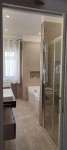 ein Badezimmer mit einer Badewanne, einem WC und einem Waschbecken in der Unterkunft Dimora Il Tulipano in Vieste