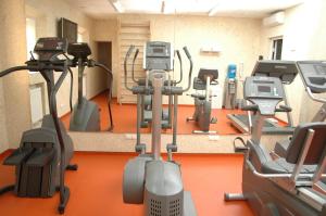 Fitness centrum a/nebo fitness zařízení v ubytování Aurora Premier Hotel