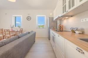 Kuchyň nebo kuchyňský kout v ubytování SEA VIEW-STONE HOUSE APARTMENT