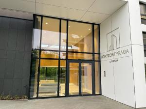 einen Eingang zu einem Gebäude mit Glastüren in der Unterkunft NEWPORT Industrial Apartment in Warschau
