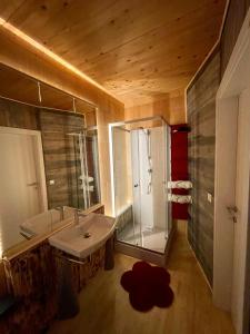 a large bathroom with a sink and a shower at Ferien in Holz - Fühle die Gemütlichkeit Enjoy in Schörfling