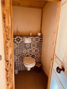 uma pequena casa de banho com WC num quarto em L'instant présent em Echallon