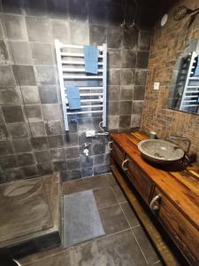 un baño con lavabo y ducha en Hipster Paradise, en Budapest 22 fotos más